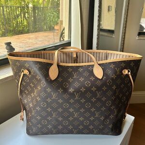 Louis Vuitton
Neverfull GM tote